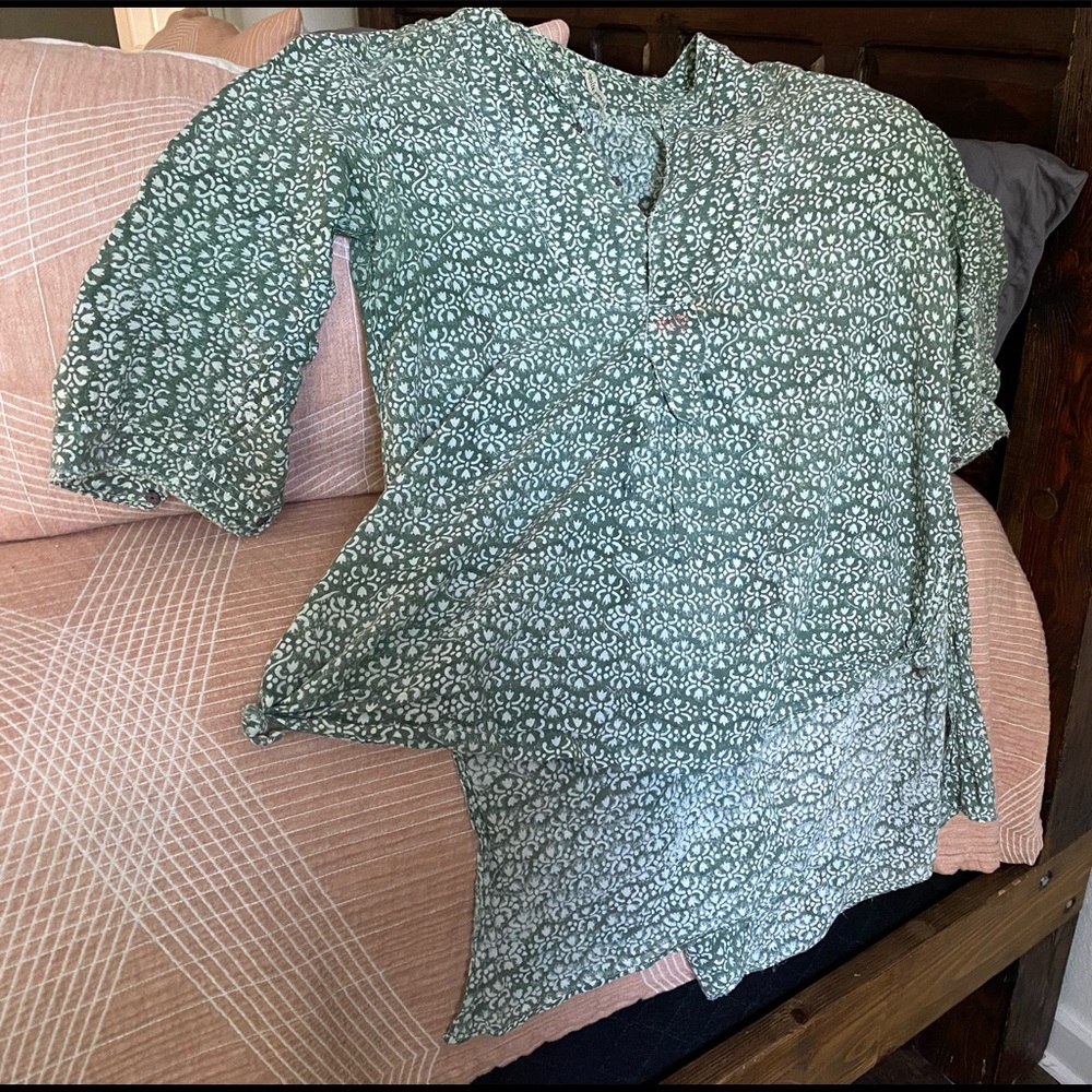 V neck, 3/4 sleeve Magnolia Pearl, green and cream